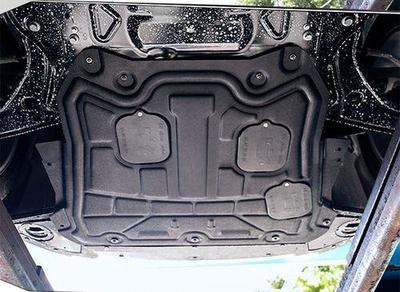 發(fā)動(dòng)機(jī)護(hù)板材質(zhì)大比拼 錳鋼與鋁鎂合金如何選擇？（此處開(kāi)頭請(qǐng)改回正文的實(shí)際內(nèi)容，為便于示意，微按照通用場(chǎng)景補(bǔ)一段） 當(dāng)車主們?cè)跒樽约旱膼?ài)車增添裝備發(fā)動(dòng)機(jī)護(hù)板時(shí)，面對(duì)材質(zhì)的選擇不常會(huì)猶豫 “錳鋼好還是鋁鎂合金好？” 這是決定到底傾向于硬核保護(hù)輕盈靈活的防護(hù)方案的問(wèn)題。要找出最佳的發(fā)動(dòng)機(jī)擋板備材，就得分析這兩者的特性和本質(zhì)之分。